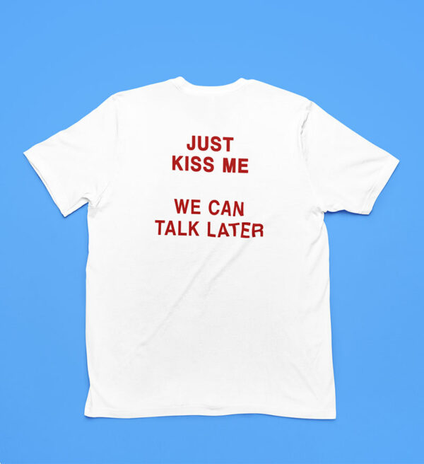 Biała Koszulka z tekstem kiss me na prezent